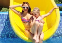 Costumi matchy-matchy: il trend famiglia che spopola in spiaggia Costumi Matchy matchy